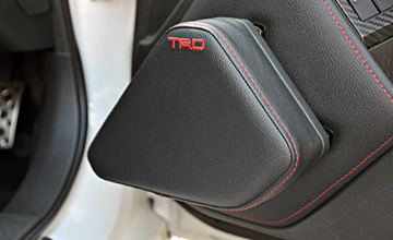 TRD トヨタ86 ニーパッド(3)|(オプション)スペーサー装着イメージ