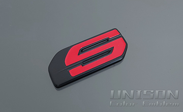 ハイエースUNISON-純正エンブレム改 マットブラック+レッド