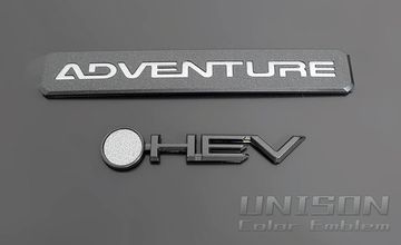 RAV4UNISON-純正エンブレム改 HEVエンブレム(Adventure純正近似色)　比較