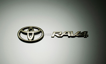 50系RAV4用ブラッククロームエンブレム