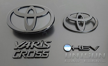 ヤリスクロスUNISON-純正エンブレム改 イメージ画像