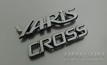 ヤリスクロス　グロスブラック(ツヤあり黒)エンブレム(ウルバーノ純正色仕様)