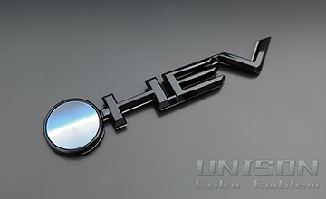 ヤリスクロス　グロスブラック(ツヤあり黒)エンブレム(ウルバーノ純正色仕様)