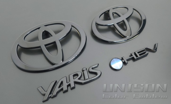 ヤリス用グロスブラック(ツヤ黒)エンブレム UNISON-純正エンブレム改