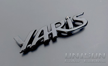 ヤリス　グロスブラック(ツヤあり黒)エンブレム(ウルバーノ純正色仕様)